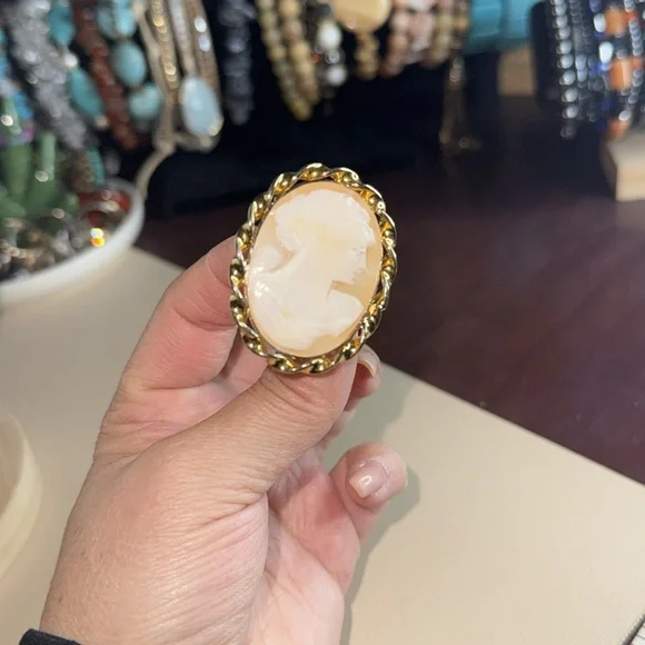 Vintage carved shell cameo brooch - Picture 3 of 3